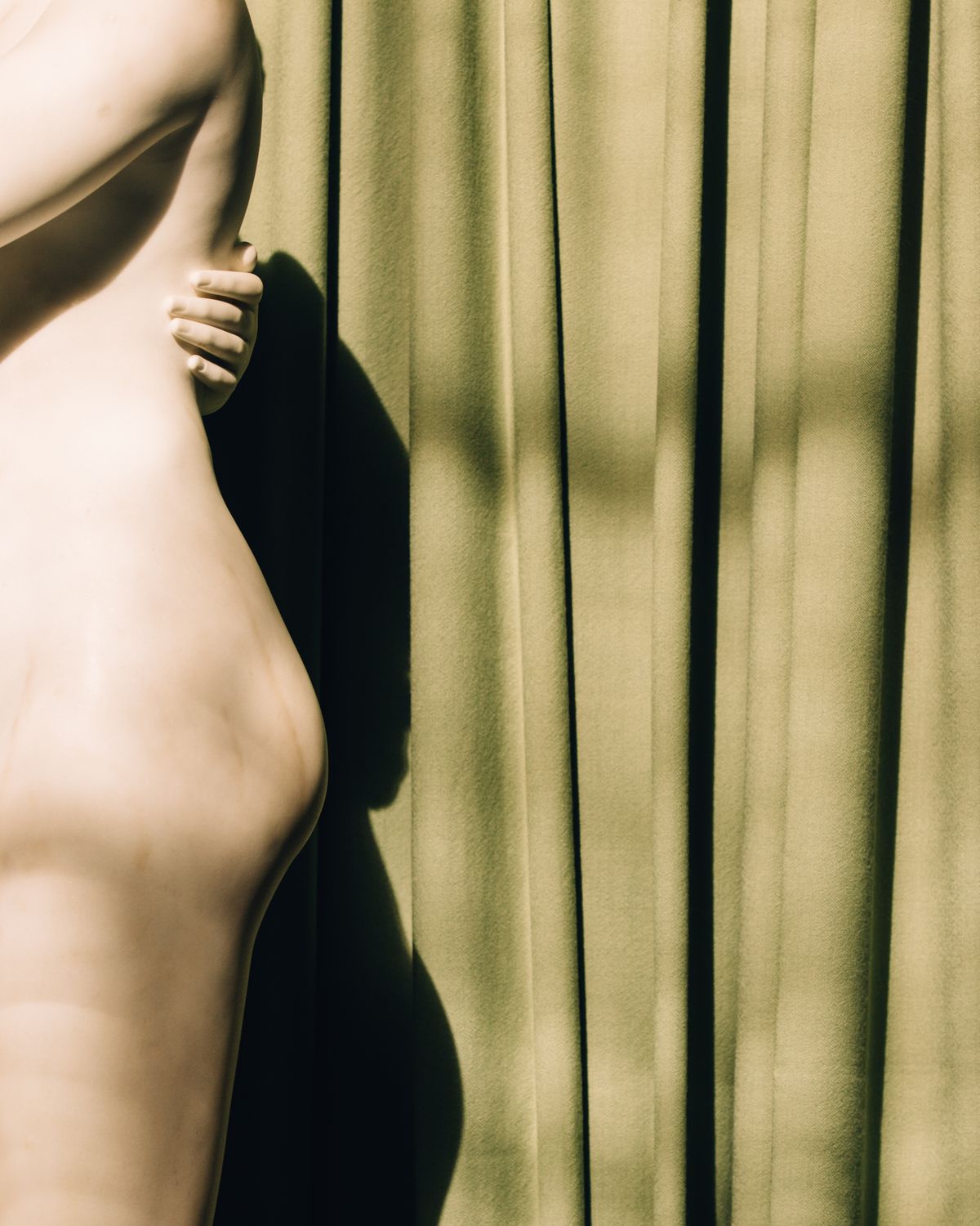 Der Vorhang The Grand in der Farbe Eau De Nil hinter einer Marmorstatue im Thorvaldsen-Museum in Dänemark.