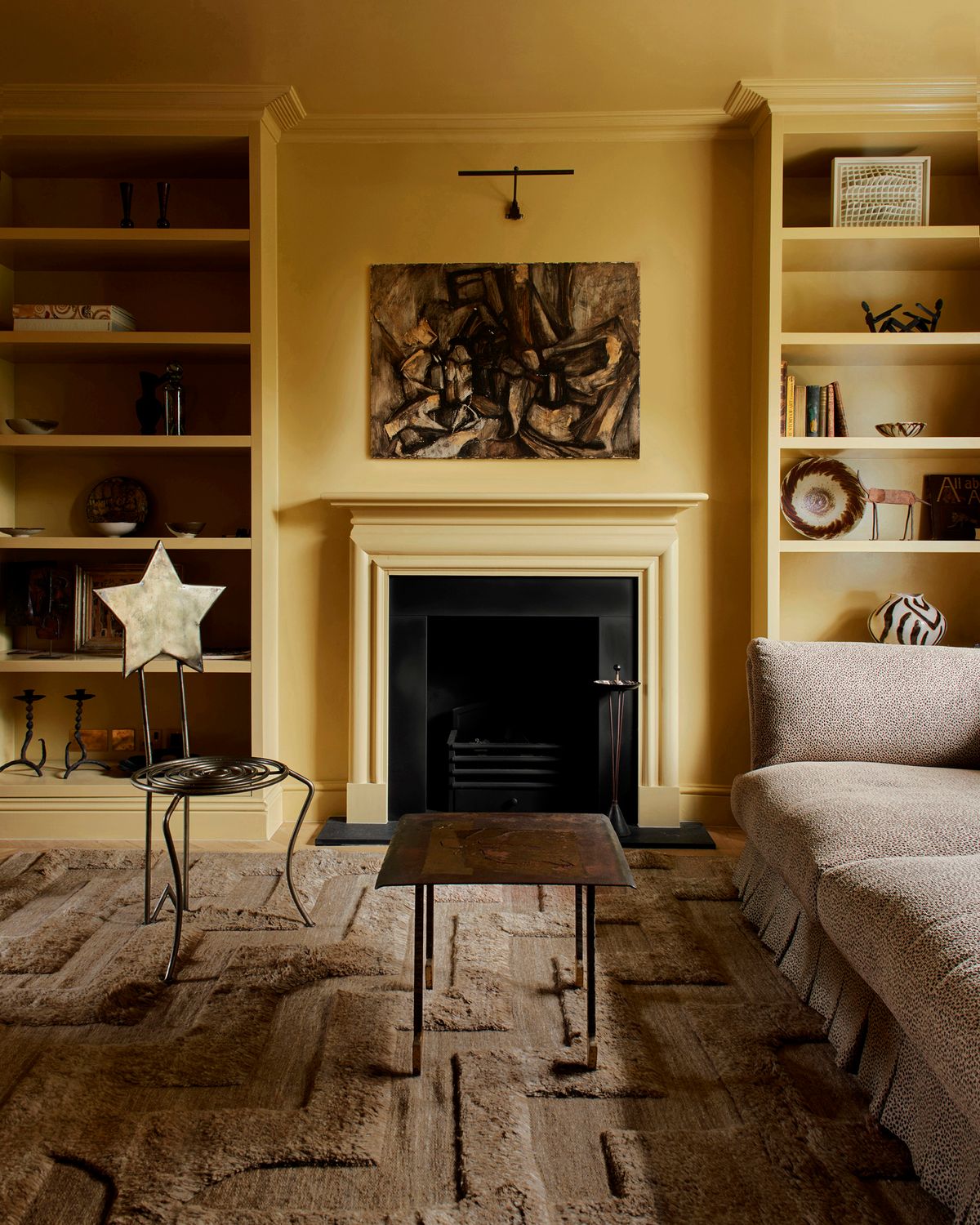 Ryamattan Boho fotograferad i ett mysigt vardagsrum framför en öppen spis, med konstnärliga inredningsdetaljer på hyllor i London.