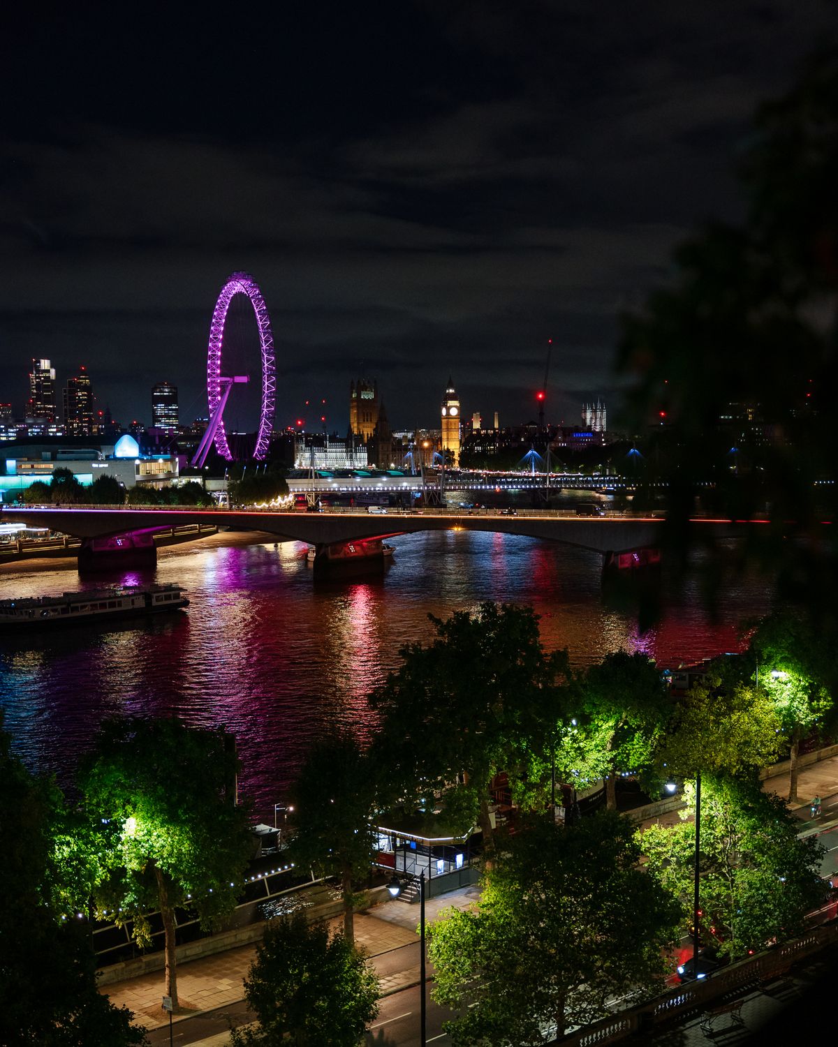 Nachtansicht der Londoner Skyline mit dem London Eye und Big Ben.