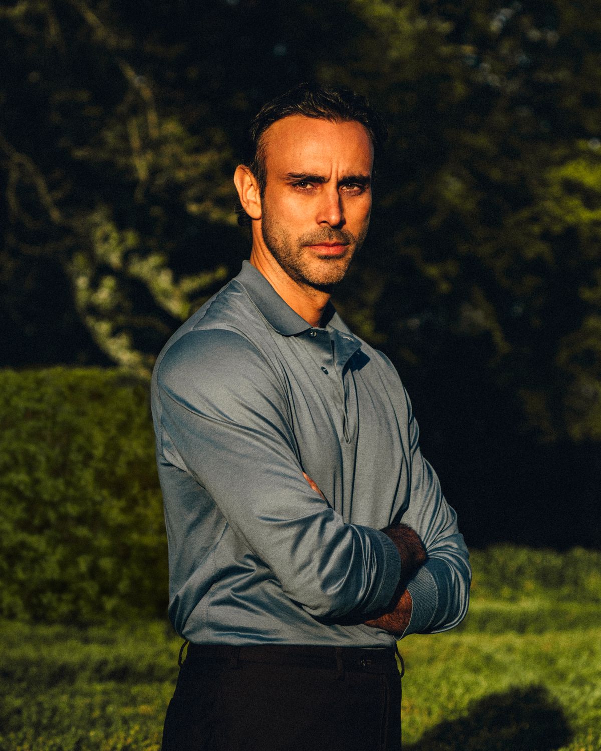 Le designer parisien Fabrizio Casiraghi photographié dans un magnifique jardin à Norrviken, en Suède.