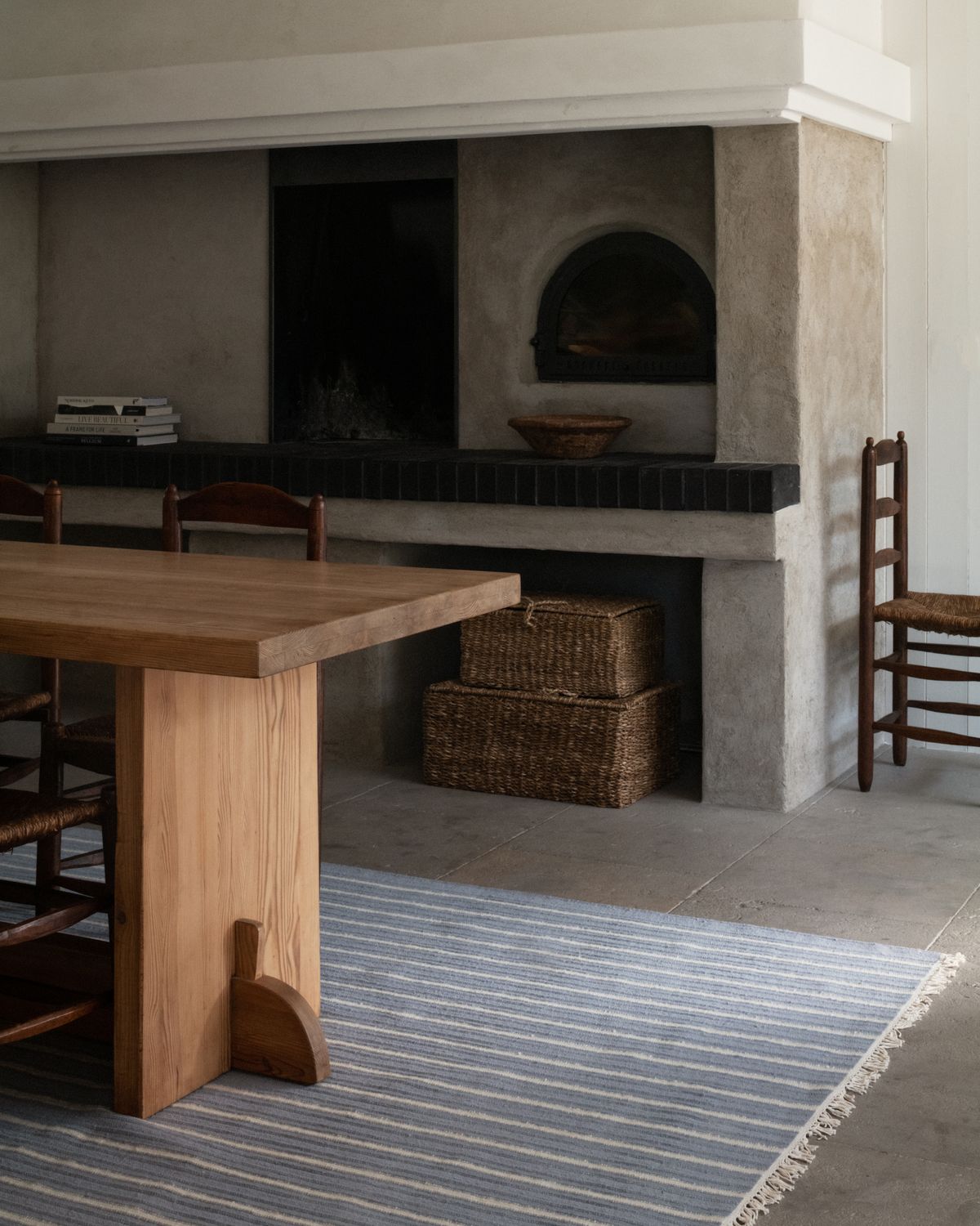 Flatweave rug Shirt stripes in a bright and open kitchen under the kitchen table.