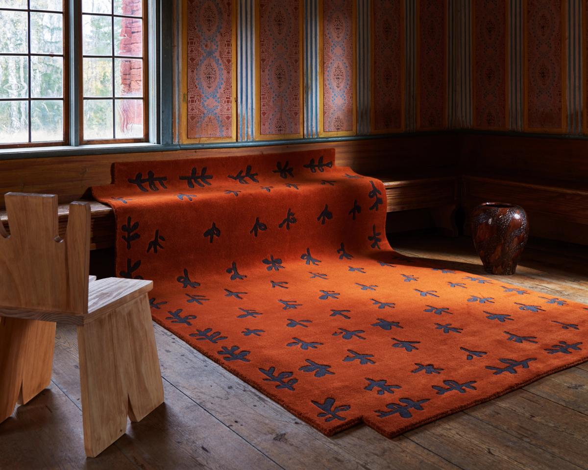 Tapis Big Buds photographié dans une vieille pièce à Ol Anders Hälsingegård, en Suède.