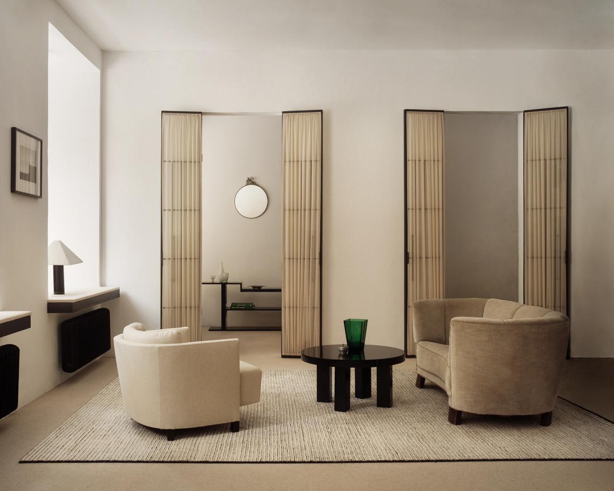 Tapis tissé à plat Twin 01 photographié dans un salon élégant avec des meubles aux tons neutres à Stockholm, Suède.