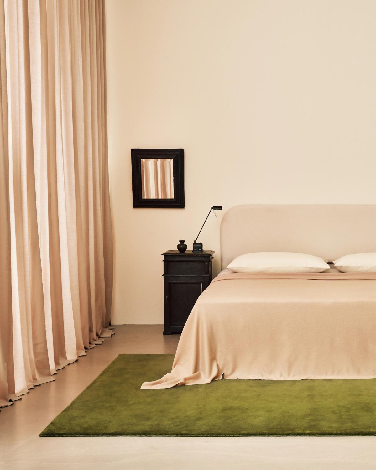 Les rideaux The Grand en Old Rose photographiés dans une chambre minimaliste avec le tapis en laine moelleux Grand en Milano Green.