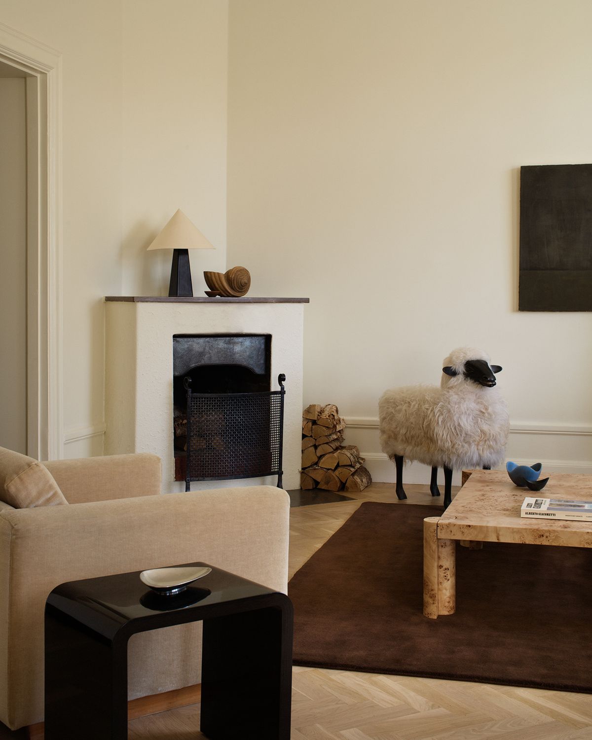 Flauschiger Wollteppich Grand in der Farbe Walnut, stilvoll arrangiert in einem schönen Zuhause mit Vintage-Interieurdetails.