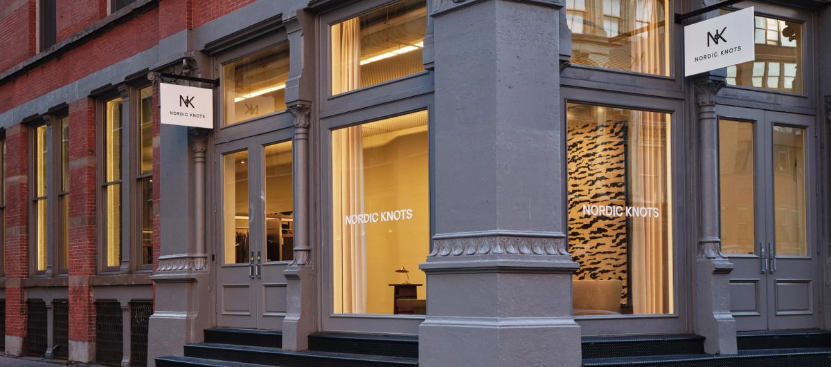 Exteriörvy av Nordic Knots flaggskeppsbutik i SoHo, New York. Butiksfasaden har stora fönster, rena arkitektoniska detaljer och ett varmt, inbjudande inre som syns från gatan.
