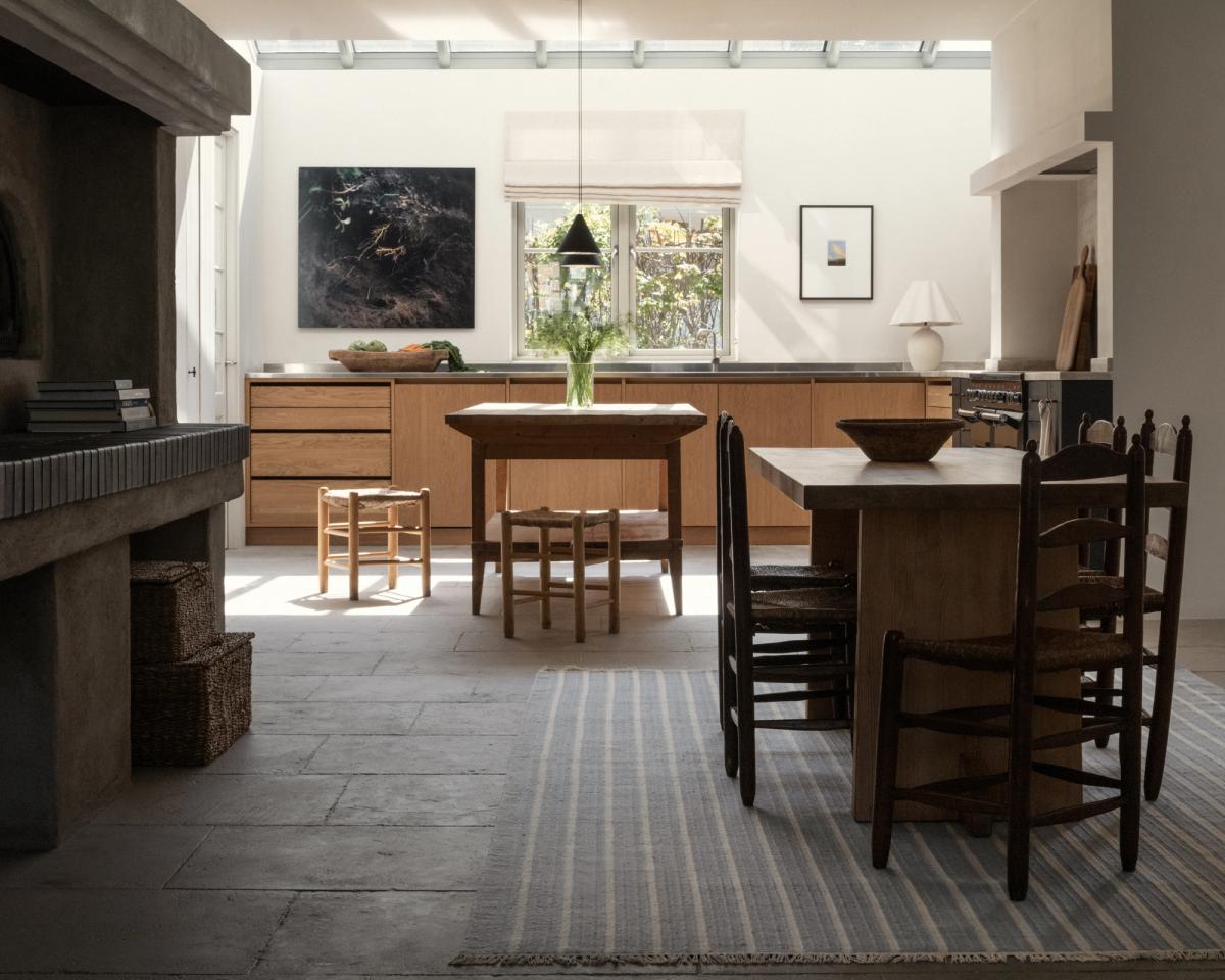 Slätvävda mattan Shirt Stripes i ett ljust och öppet kök, placerad under ett träbord i köket.