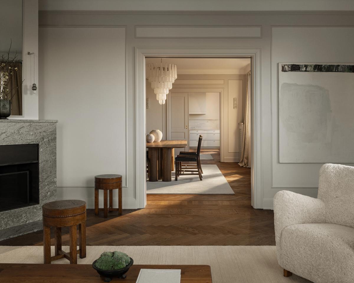 Park – Almond adds quiet warmth and subtle texture to this layered interior. Its soft hue complements rich wood tones and sculptural forms, seamlessly connecting the calm lounge and elegant dining space.