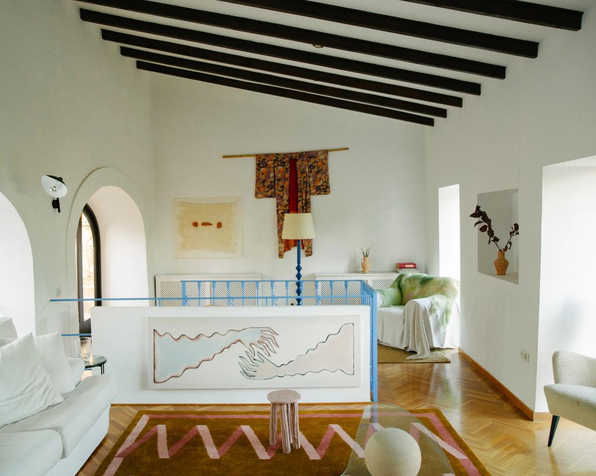 Folding Ribbon – Amber tillför grafisk rytm och värme till detta eklektiska rum. De djärva rosa linjerna och den jordnära basen speglar rummets konst och arkitektoniska former, och binder samman helheten med lekfull elegans.