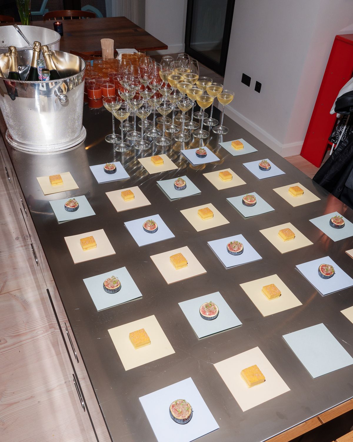 Tischgedeck mit Getränken und Häppchen bei der Eagle + Hodges Launch-Veranstaltung in London.