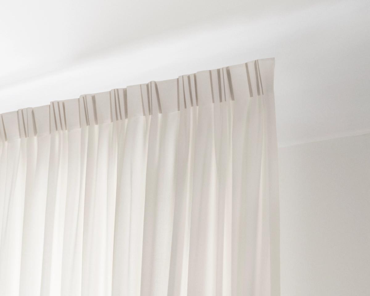 Ein Bild, das die installierten Wollvorhänge The Grand mit 4-Finger-Haken zeigt.