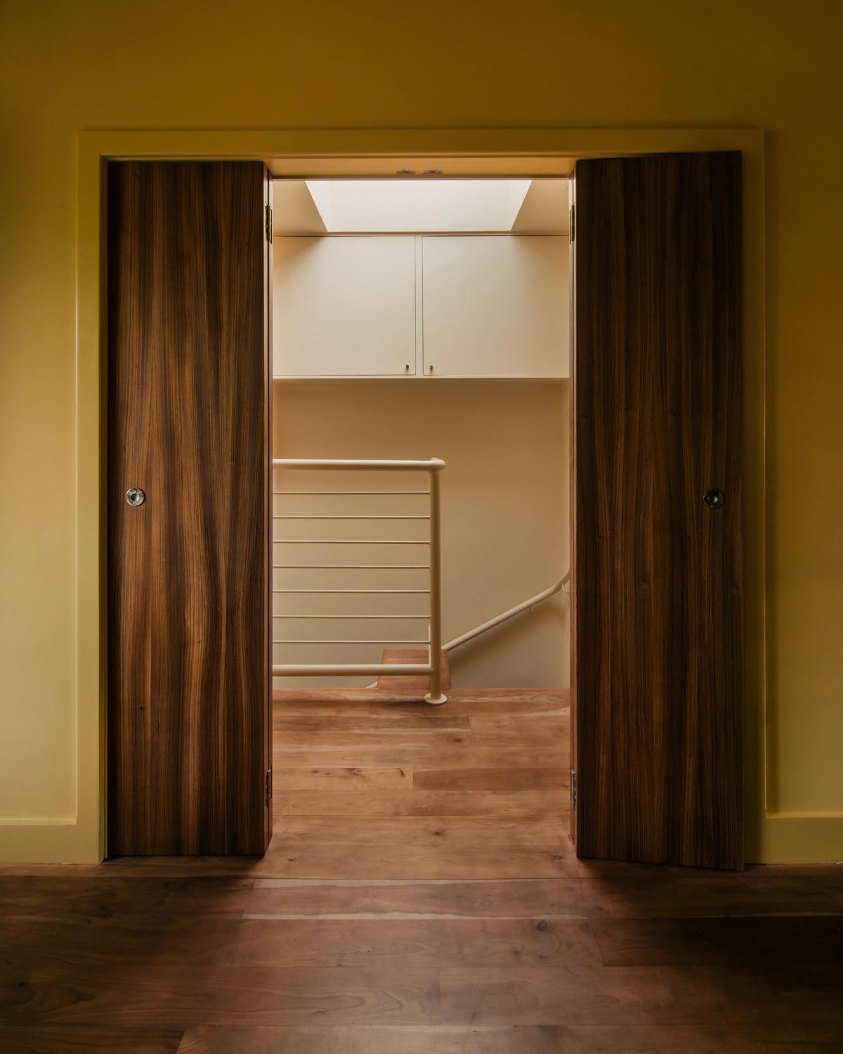 Un couloir aux murs jaunes dans la maison de Hollie Bowden, photographié à Londres, au Royaume-Uni.