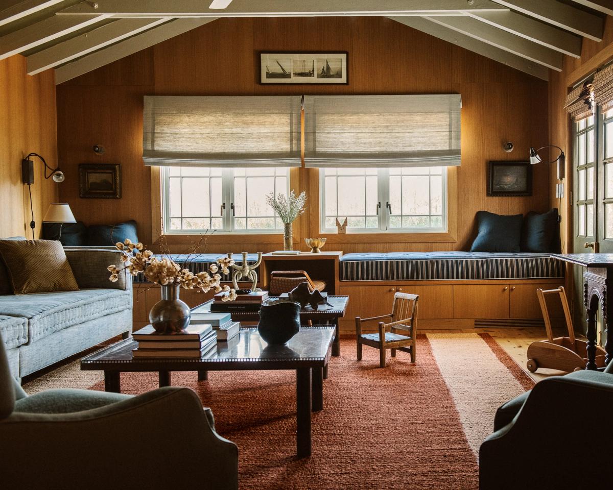 Jute Stripes en Red, conçu par Michelle R. Smith, photographié dans un grand salon avec de magnifiques détails en bois, capturant la chaleur de la pièce et son intérieur rustique et élégant.