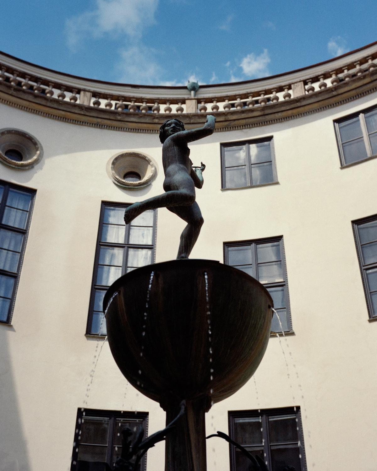 Bild einer Skulptur in der Mitte eines Brunnens.