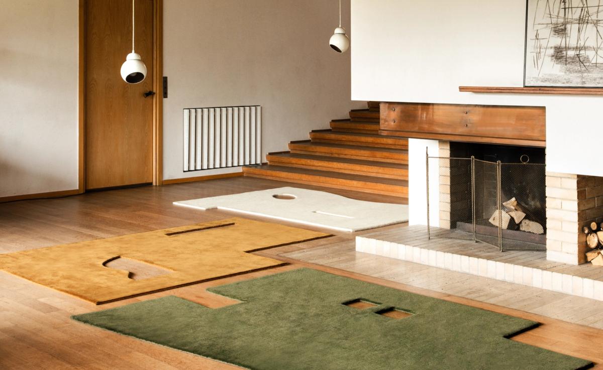 Garance i Moss, Leo och Dusty White skapar ett skulpturalt landskap av färg och form. De lagerlagda utskärningarna i luggen speglar de rena linjerna i det träpanelade rummet, medan varm belysning och naturliga texturer mjukar upp den arkitektoniska kompositionen.