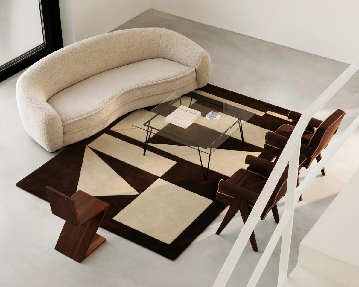 Vue aérienne d’un salon moderne avec le tapis marron Untitled 3 – Walnut.