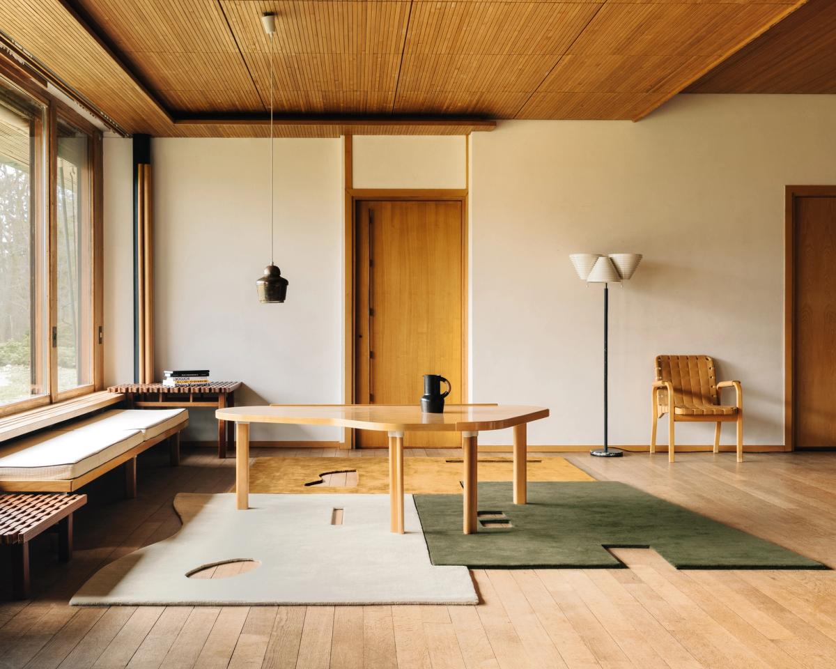 Garance Dusty White, Moss et Leo, photographiés dans un appartement à Paris avec des accents en bois.