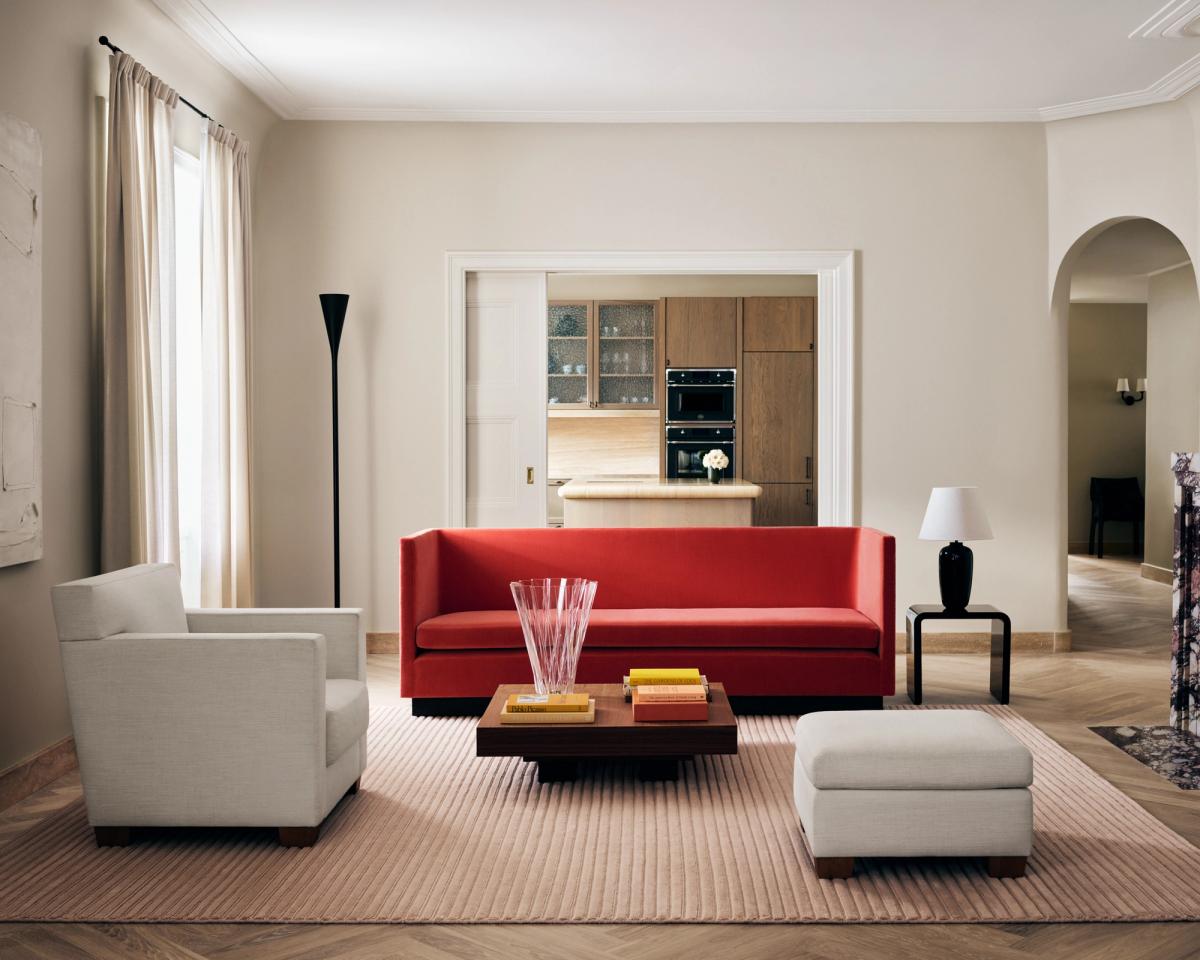 Tapis Park 02 – Rose, photographié dans un salon avec un canapé rouge.