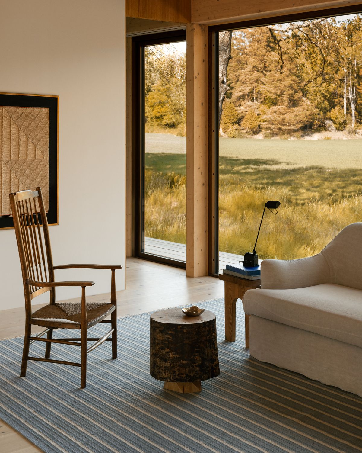 Shirt Stripes in der Farbe Blue. Flachgewebeteppich ausgestellt in Studio He, umgeben von Natur.