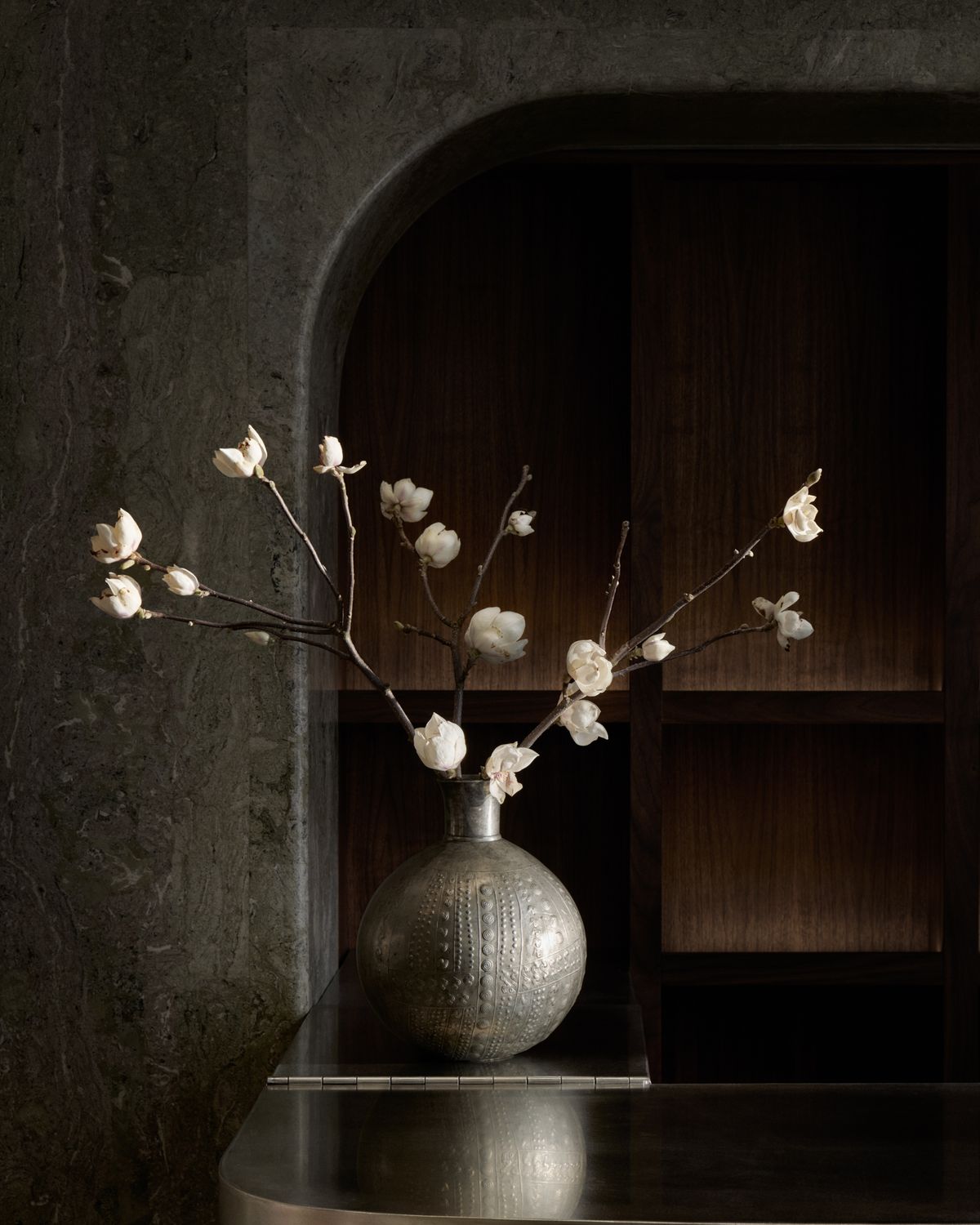 Närbild på en bukett med vackra blommor på kaffebaren i Nordic Knots showroom.