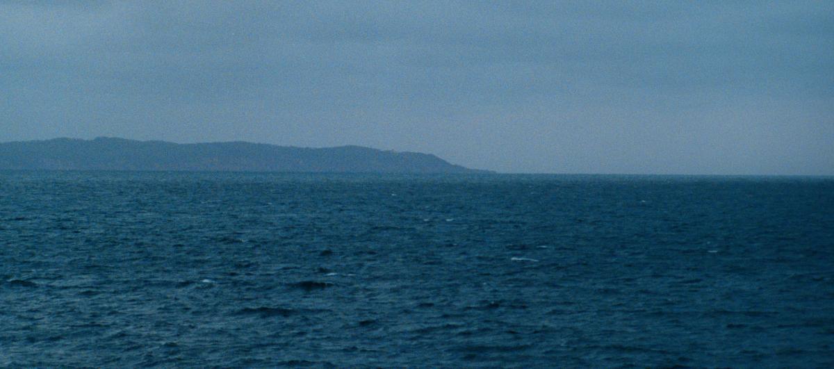 Havsutsikt med avlägset land vid horisonten.