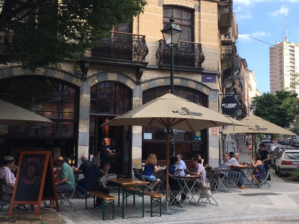 Gatehjørne med utendørsservering i Brussel