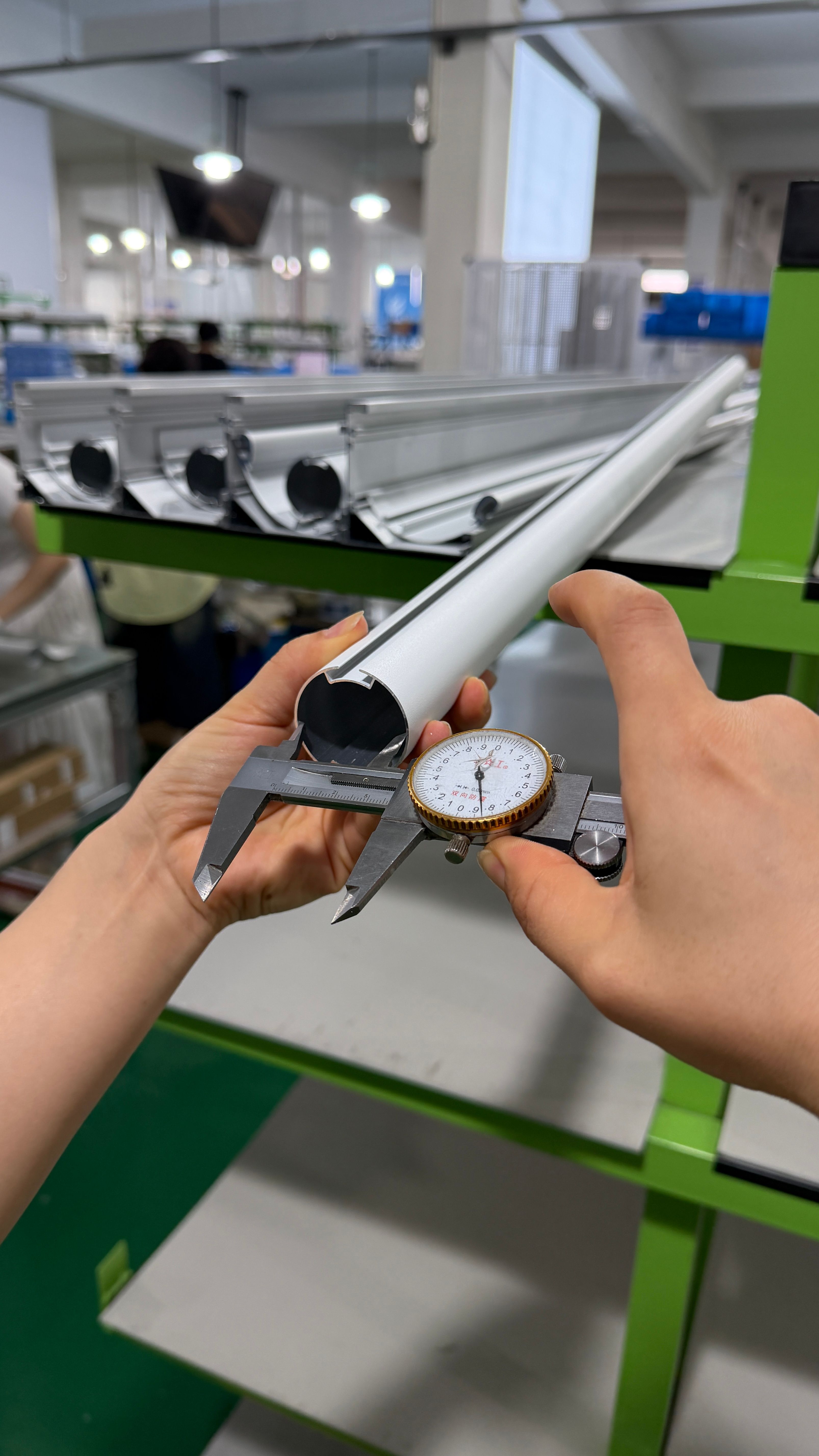 Precision measurement with dial caliper