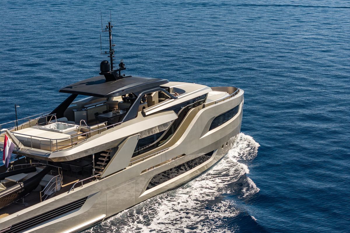LADY FLEUR 32.65m Holterman Shipyard motor yacht for sale, bow quarter underway