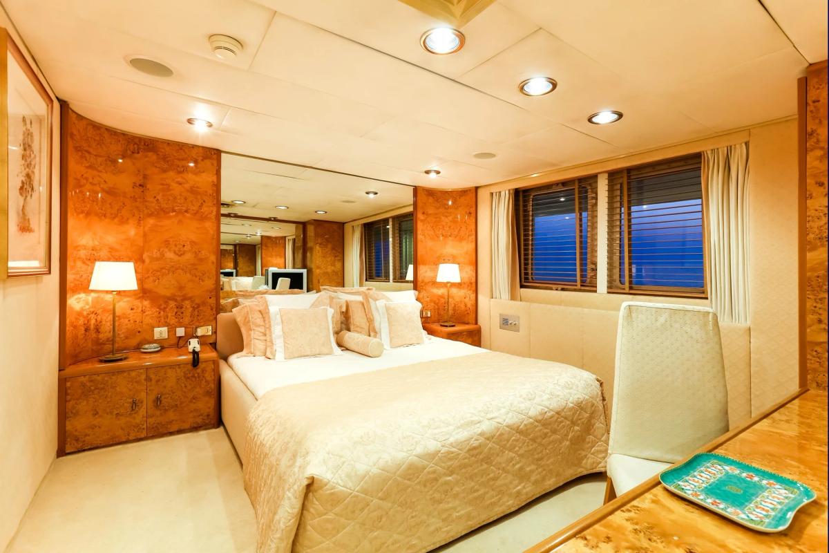 ESMERALDA double stateroom in burl-wood joinery, 62m Codecasa motor yacht for sale
