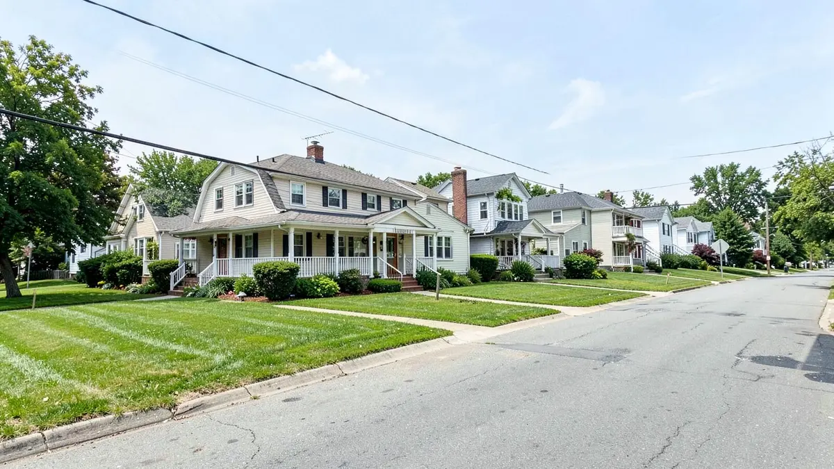 Split-level and colonial homes on a residential street in Syosset, NY, Town of Oyster Bay, Nassau County