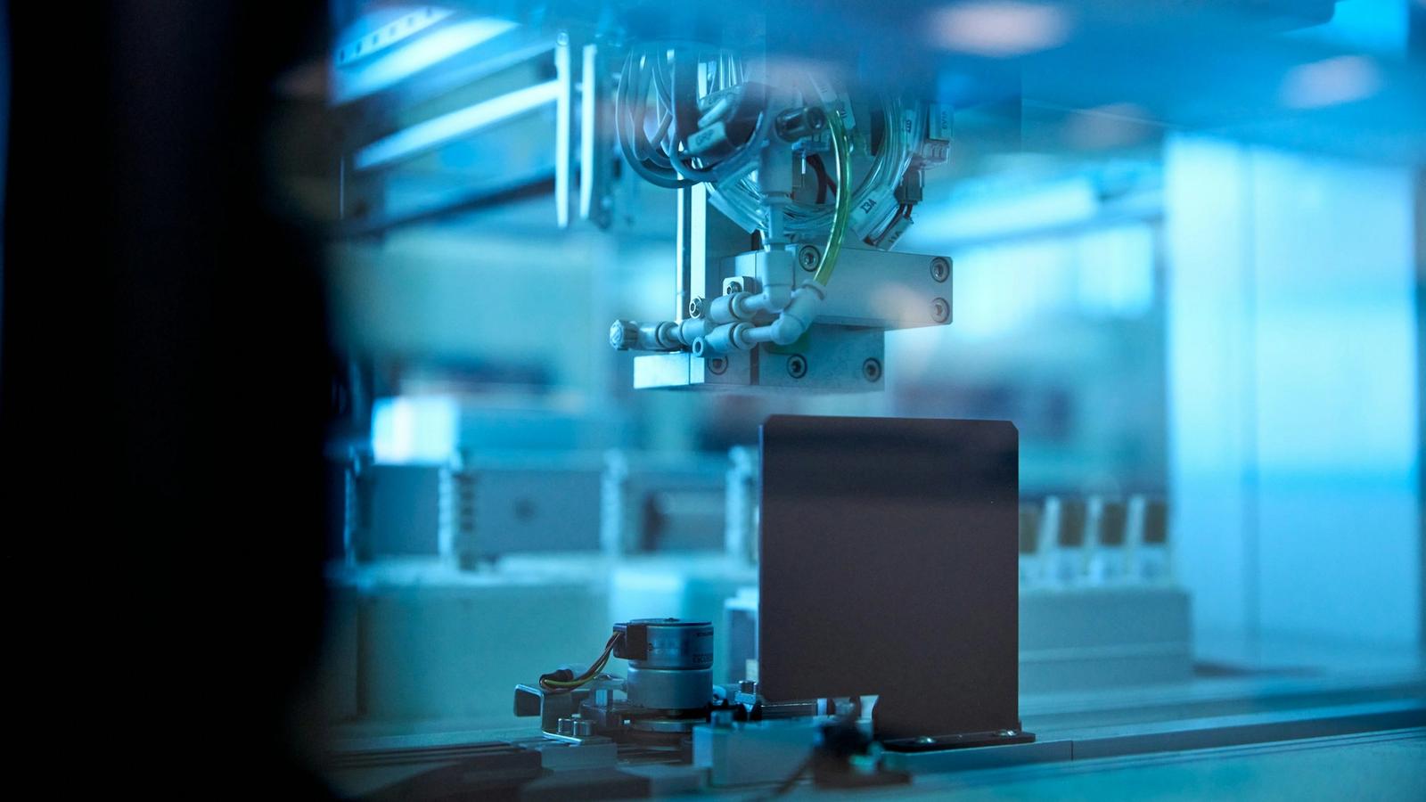 Automated laboratory equipment moving samples through an analyser