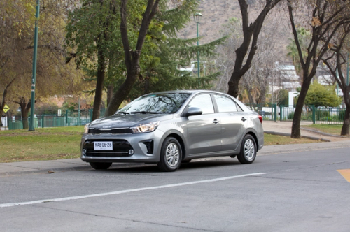 Kia Soluto AT: el sedán favorito de los chilenos suma una nueva transmisión automática