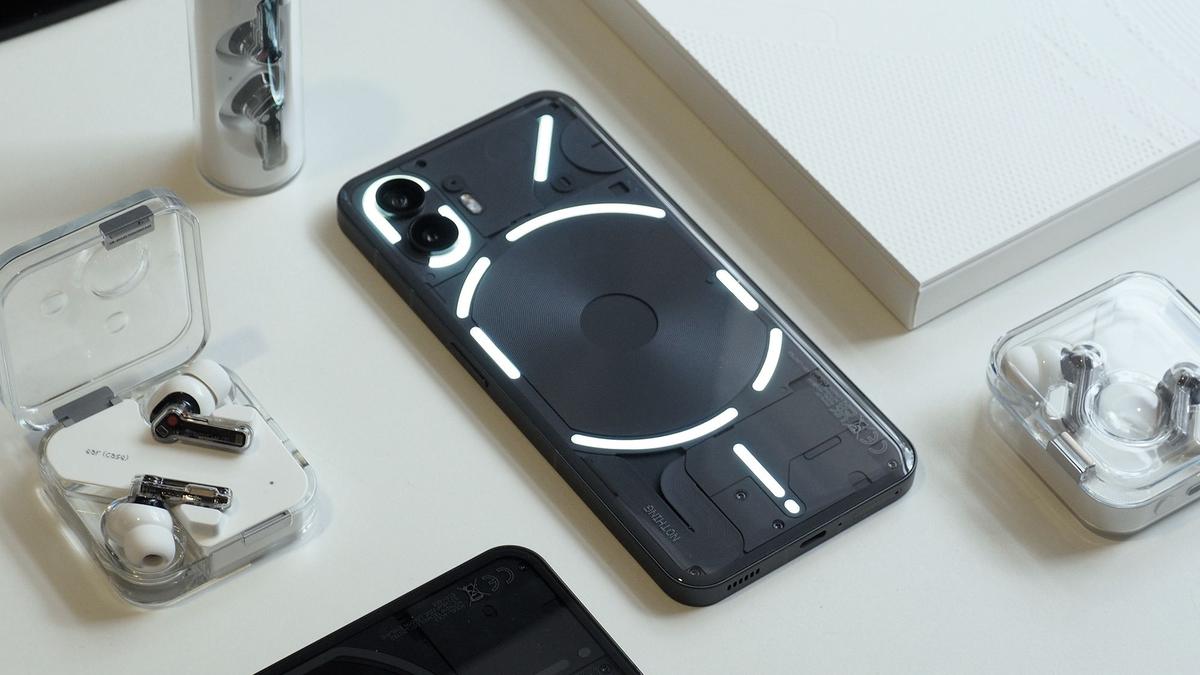 Nothing apuesta por celulares con diseño transparente y minimalista que desafían la monotonía tradicional de la industria 