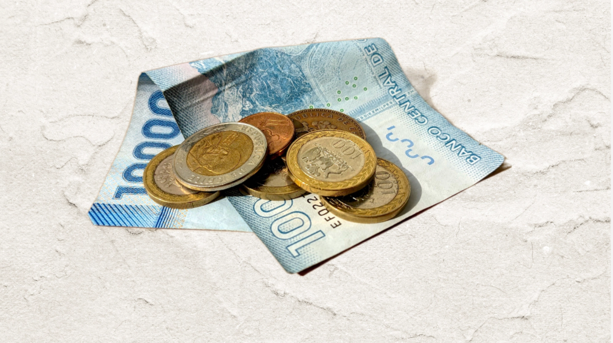 Los chilenos enfrentan un panorama económico más incierto y aumentan los recortes en gastos del hogar, según TransUnion