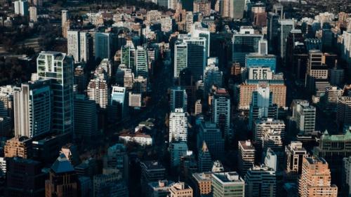 Solo un 20% de las familias en Chile tiene capacidad para comprar una vivienda: la drástica caída en casi una década