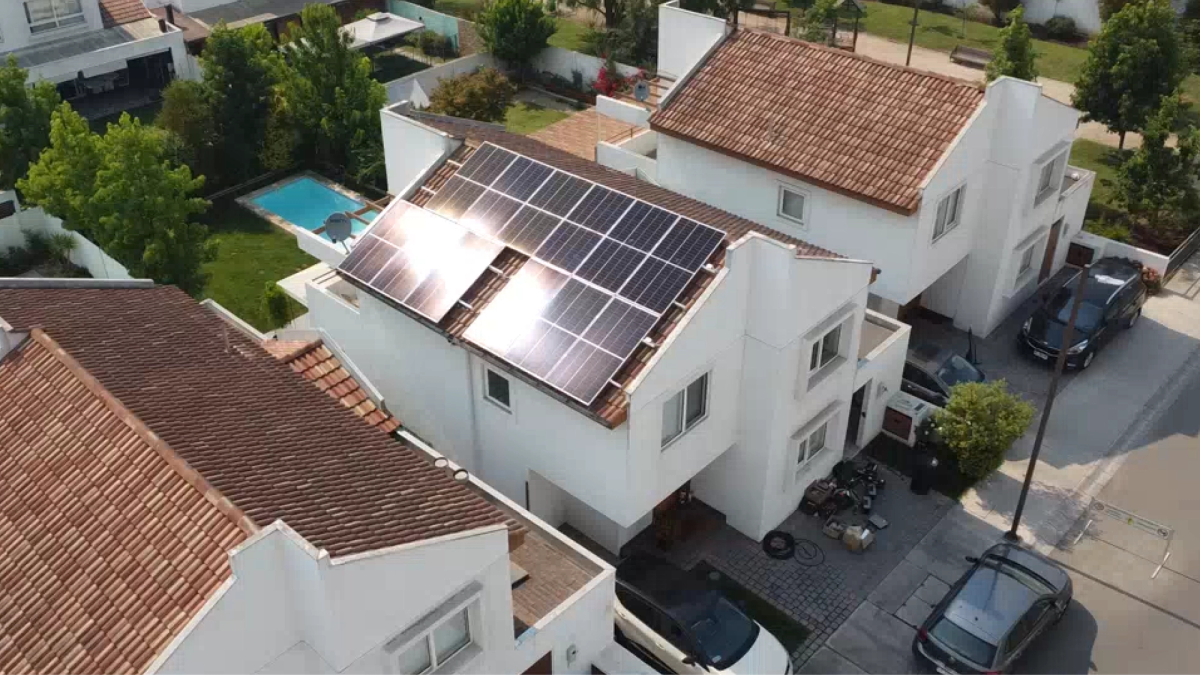 US$12 millones para impactar 1.300 hogares: startup levanta el mayor fondo de inversión local en energía solar domiciliaria