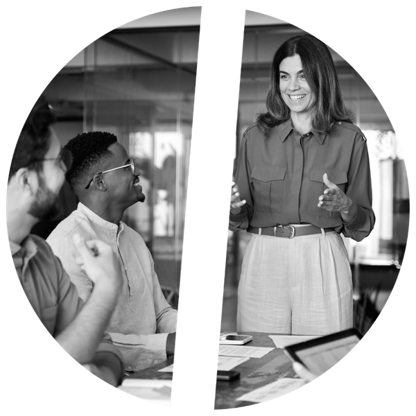 Retrato en blanco y negro dentro de una forma circular de marca