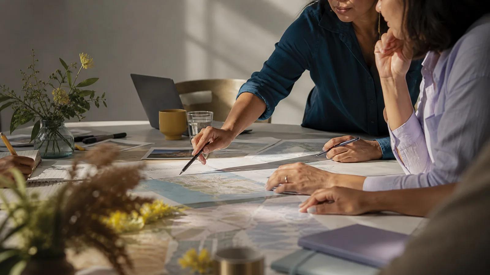 Mesa de trabajo con mapas, notas y materiales de planeación climática
