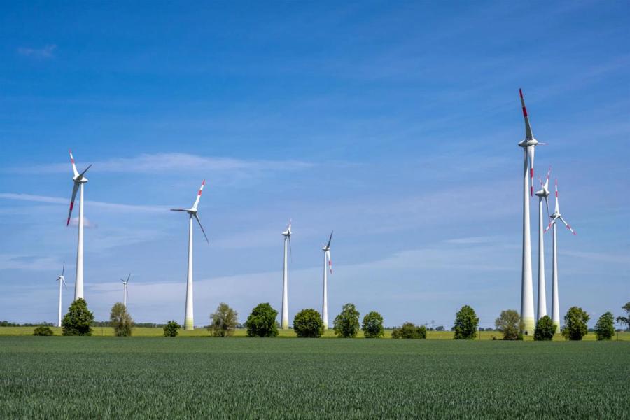 Windenergieanlagen in einer ländlichen Landschaft in Brandenburg