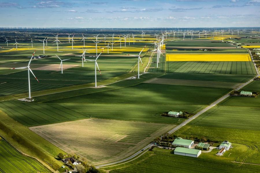 Windenergieanlagen zwischen Feldern in Niedersachsen