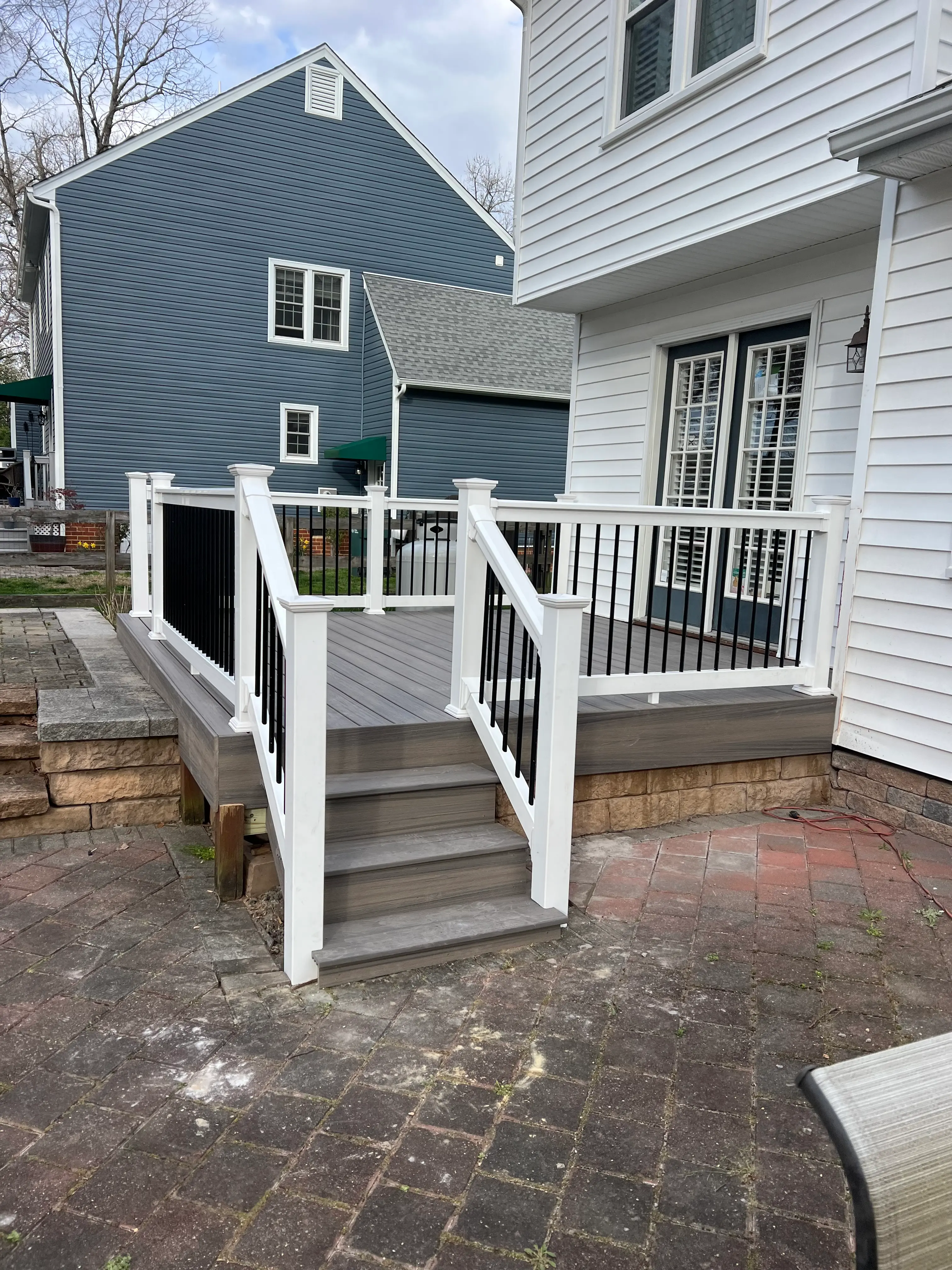 Deck with Trex Rocky Harbor decking and Shoreline white vinyl railings with black balusters
