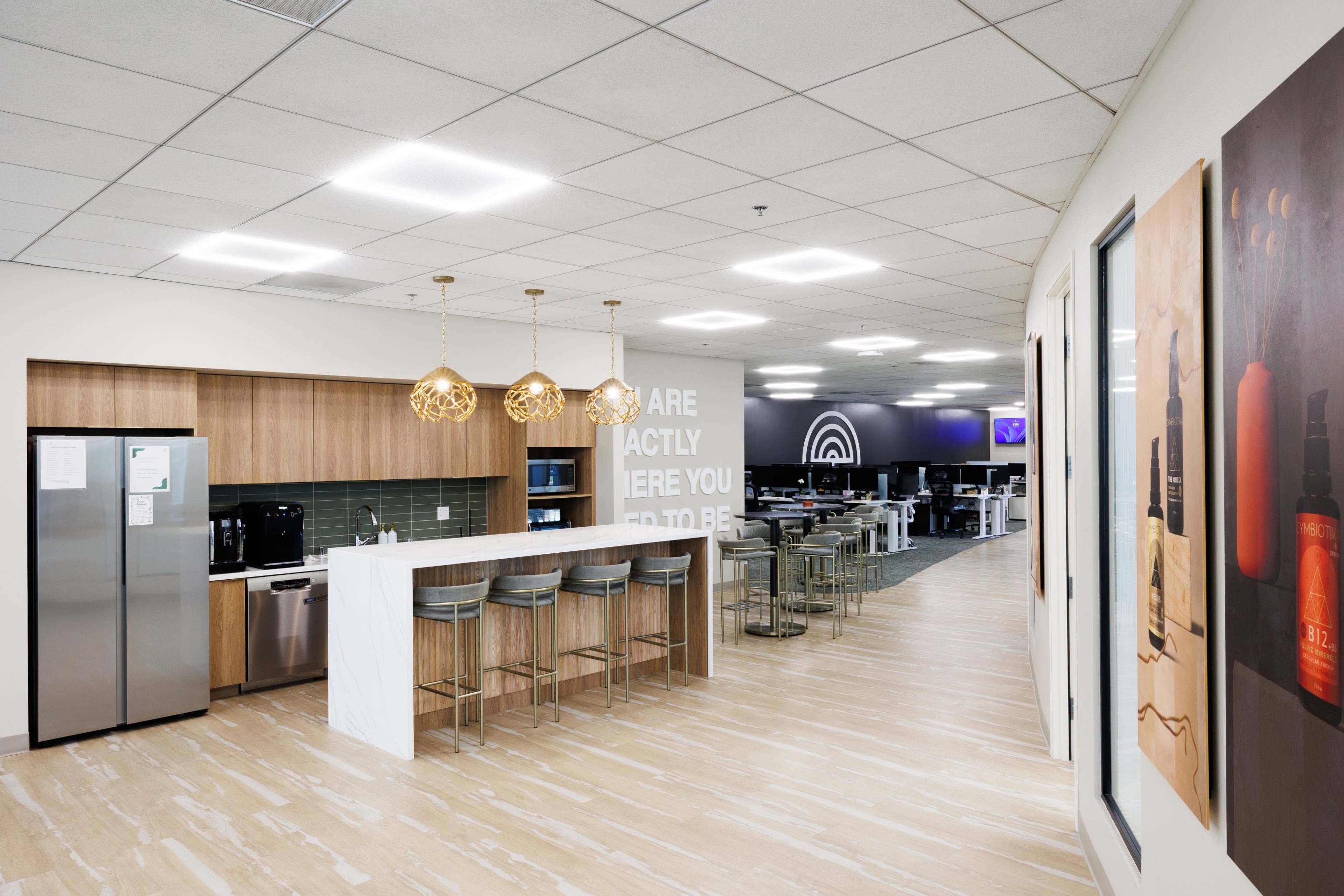 Kitchenette with a breakfast bar