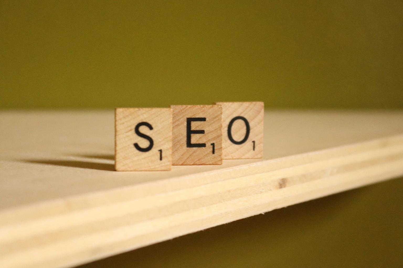 Image of wooden letters imitating SEO as a figure