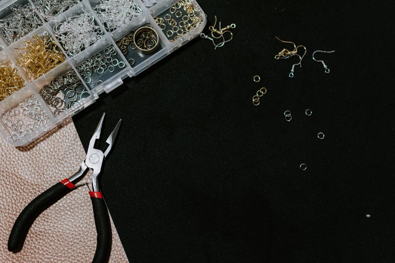 An image of DIY jewellery kit.