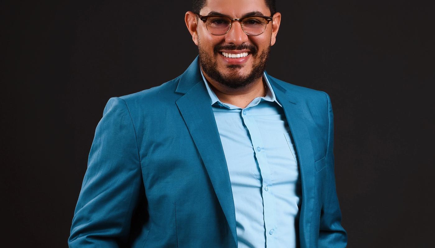 Mãe e bebê recém-nascido em casa