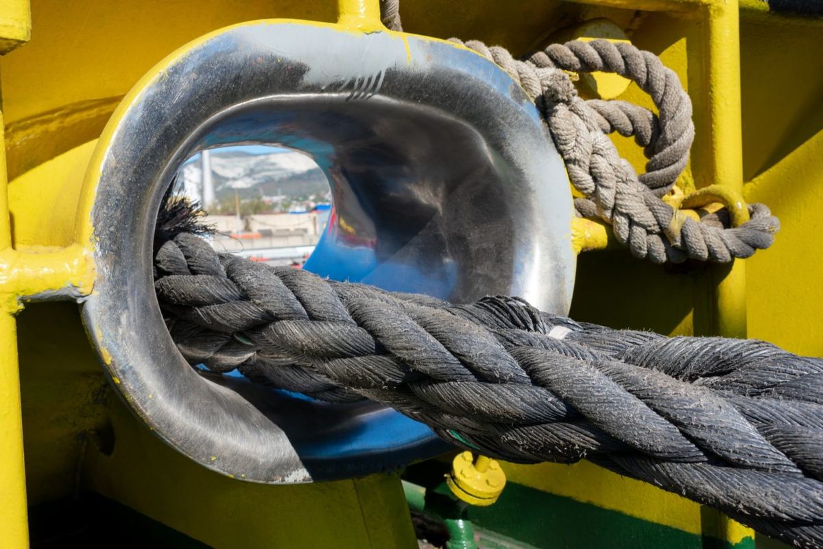 Mooring line running through a fairlead