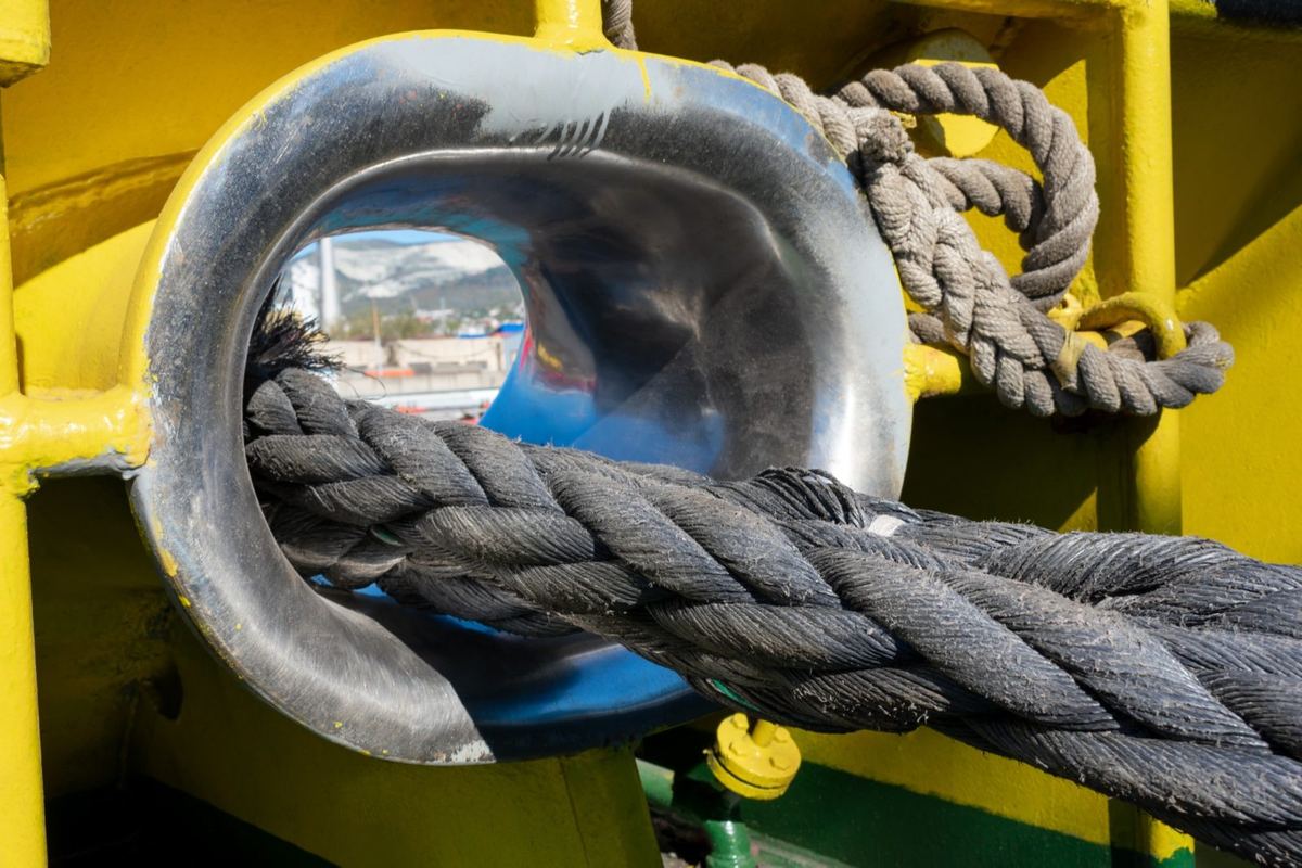 Mooring line running through a fairlead