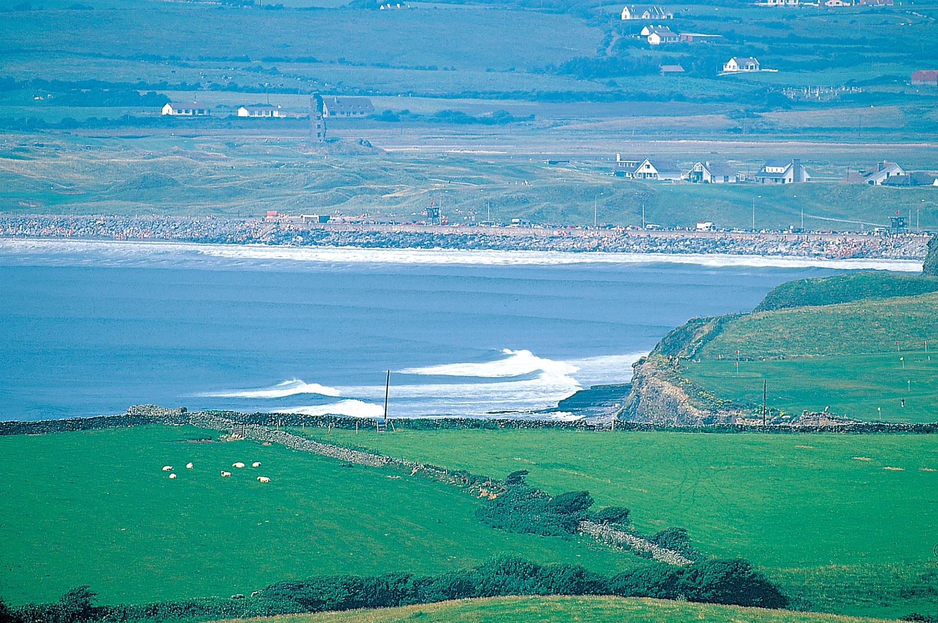 Lahinch - Cornish Left by Phil Holden