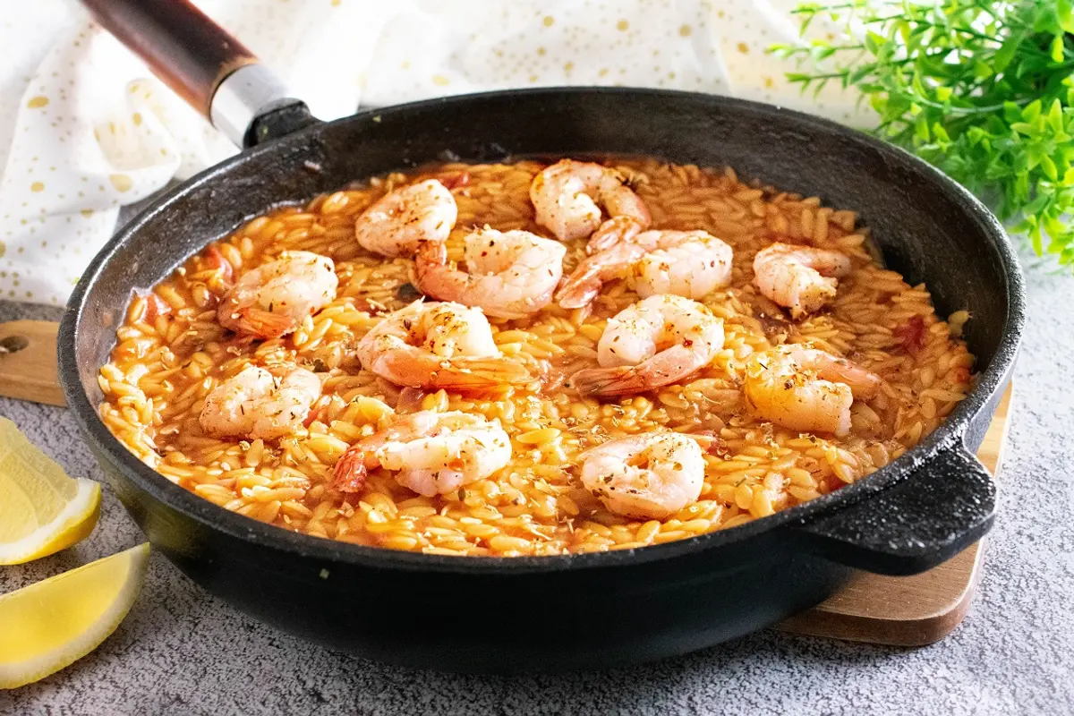 Pomidorinis Orzo risotto su krevetėmis