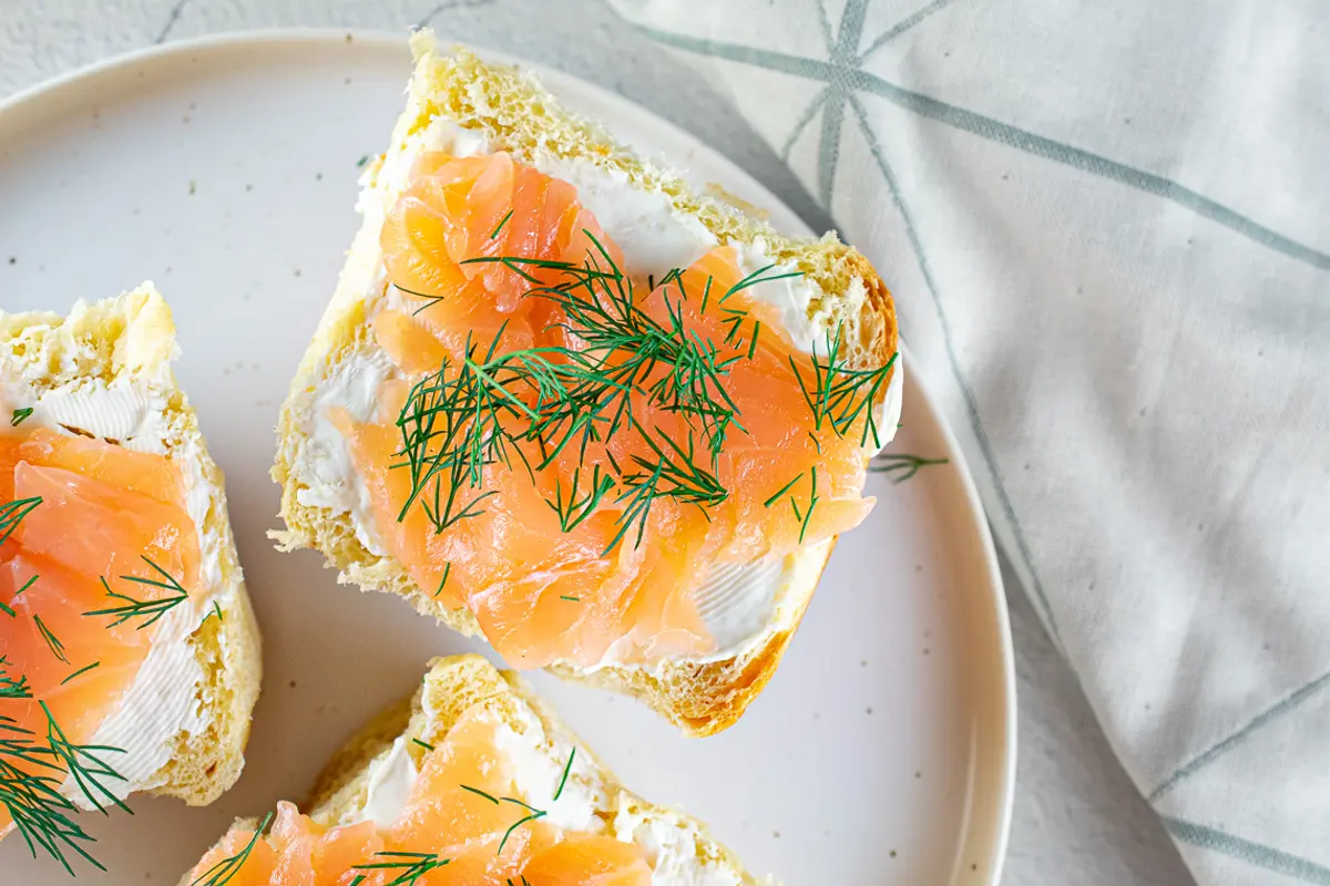 Brioche sumuštiniai su lašiša